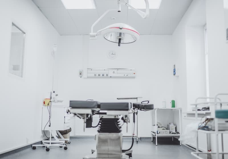 Sala clínica equipada para atención de pacientes