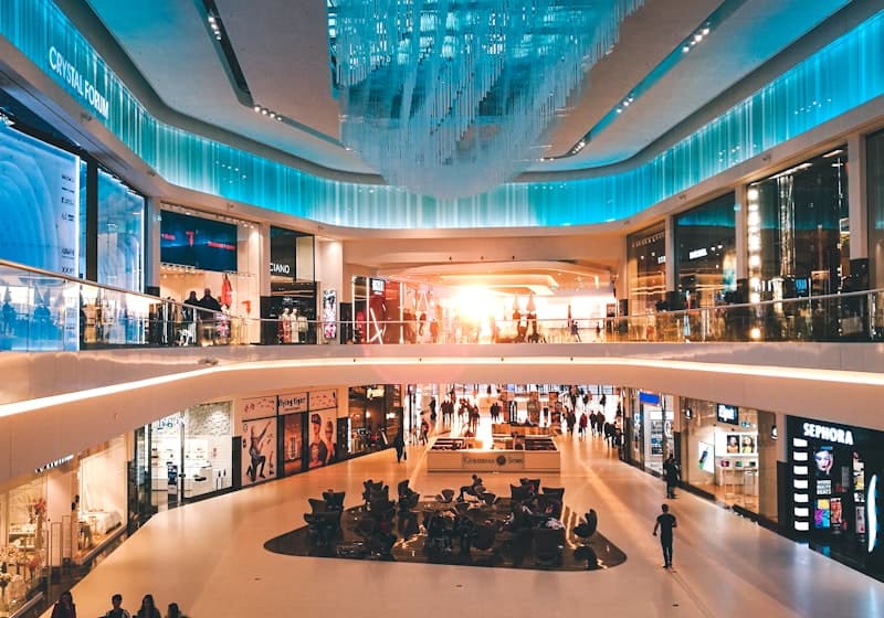 Interior de un centro comercial con público